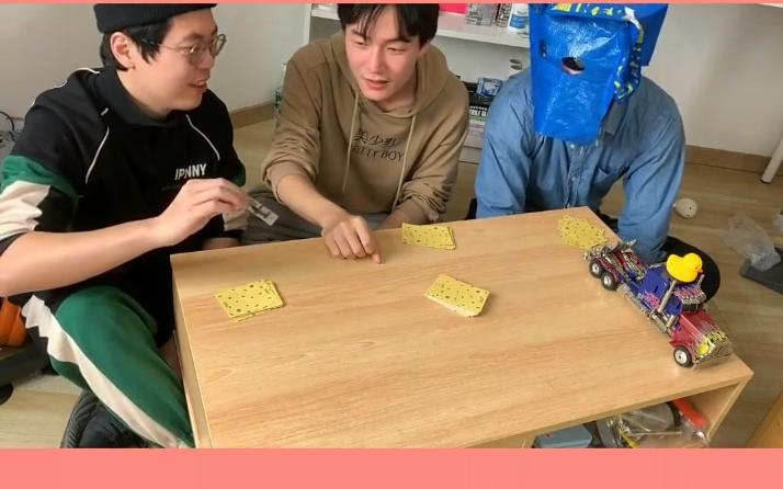 桌游战场的奇葩操作：骰子转成陀螺，够级打成相声